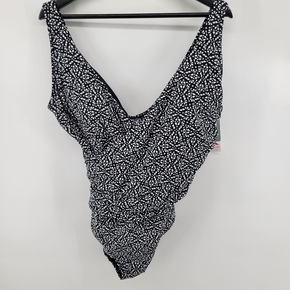 L.L. Bean Black and White Patterned Slimming Swimsuit Sunblocking Size 18